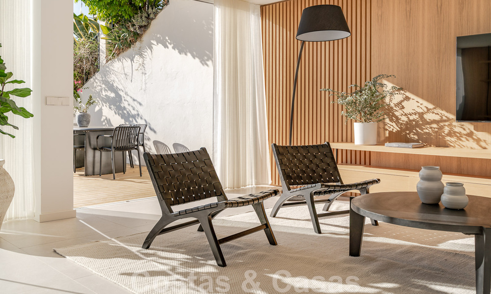 2 appartements exclusifs à vendre avec terrasse spacieuse, piscine privée et vue sur la montagne de La Concha à Nueva Andalucia, Marbella 50102