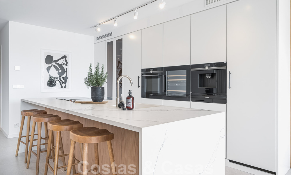 2 appartements exclusifs à vendre avec terrasse spacieuse, piscine privée et vue sur la montagne de La Concha à Nueva Andalucia, Marbella 50107