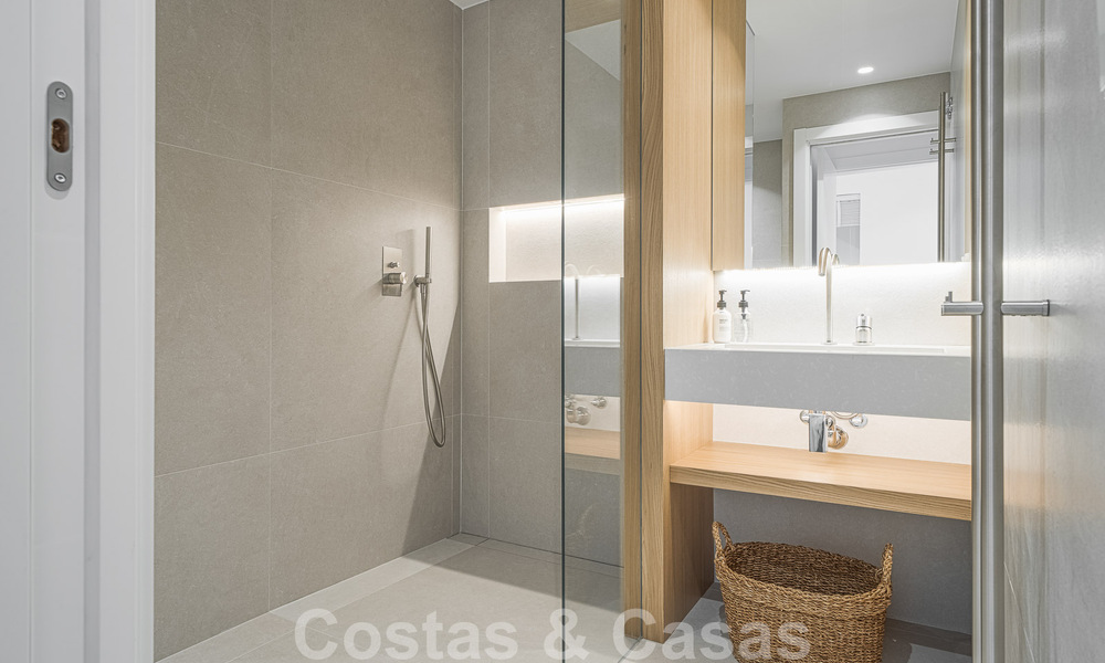 2 appartements exclusifs à vendre avec terrasse spacieuse, piscine privée et vue sur la montagne de La Concha à Nueva Andalucia, Marbella 50110