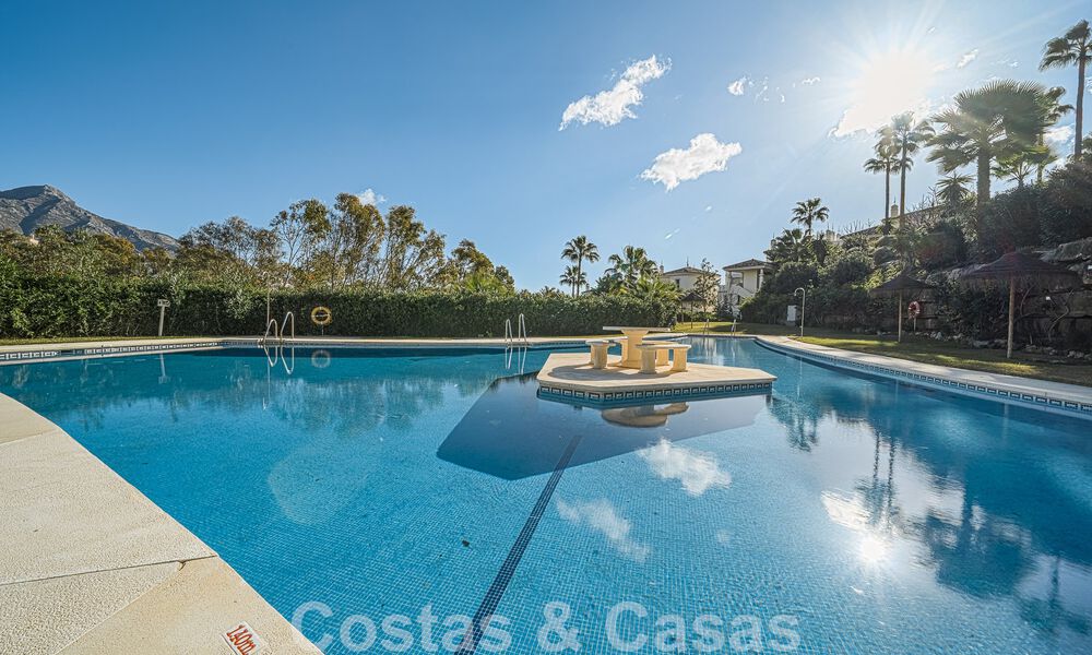 2 appartements exclusifs à vendre avec terrasse spacieuse, piscine privée et vue sur la montagne de La Concha à Nueva Andalucia, Marbella 50112