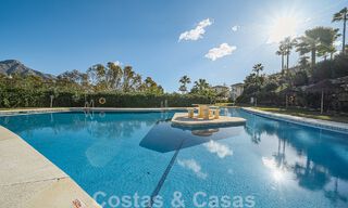 2 appartements exclusifs à vendre avec terrasse spacieuse, piscine privée et vue sur la montagne de La Concha à Nueva Andalucia, Marbella 50112 