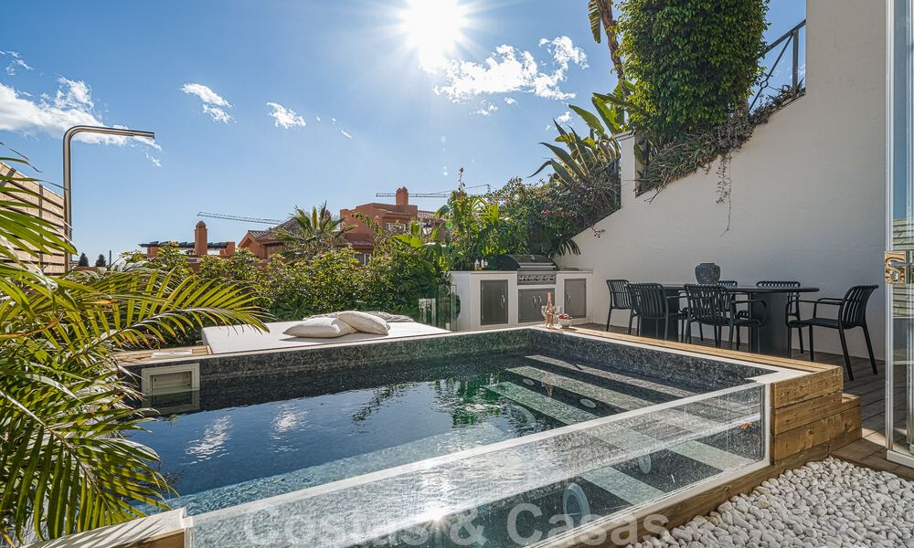 2 appartements exclusifs à vendre avec terrasse spacieuse, piscine privée et vue sur la montagne de La Concha à Nueva Andalucia, Marbella 50122