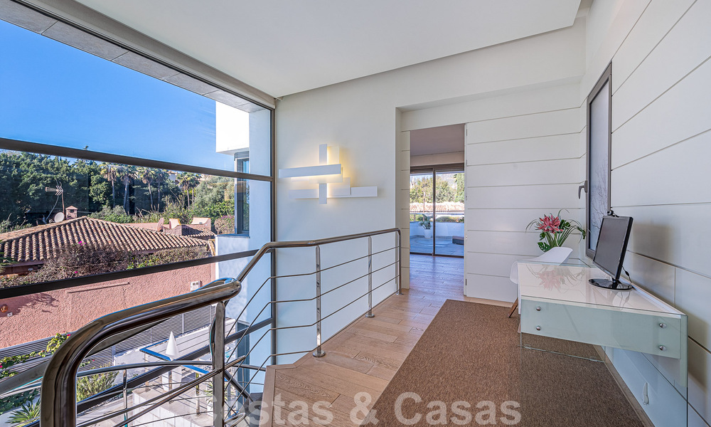 Vente d'une villa de luxe au style architectural contemporain avec vue sur la mer, située dans un quartier résidentiel recherché du Golden Mile de Marbella 50170