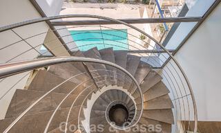 Vente d'une villa de luxe au style architectural contemporain avec vue sur la mer, située dans un quartier résidentiel recherché du Golden Mile de Marbella 50171 