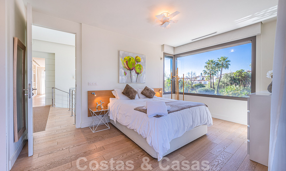 Vente d'une villa de luxe au style architectural contemporain avec vue sur la mer, située dans un quartier résidentiel recherché du Golden Mile de Marbella 50172