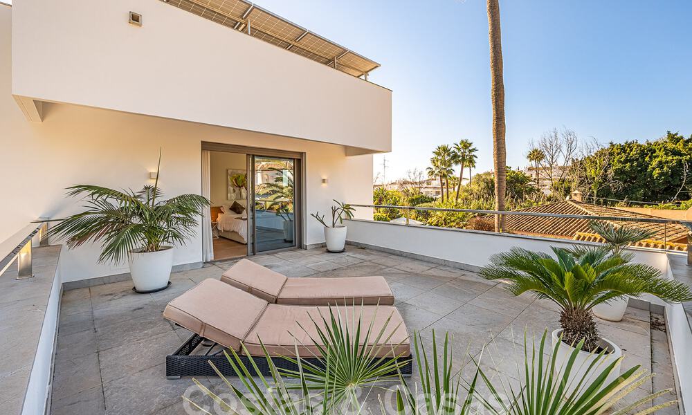 Vente d'une villa de luxe au style architectural contemporain avec vue sur la mer, située dans un quartier résidentiel recherché du Golden Mile de Marbella 50174