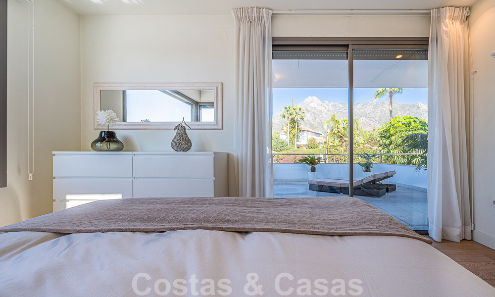 Vente d'une villa de luxe au style architectural contemporain avec vue sur la mer, située dans un quartier résidentiel recherché du Golden Mile de Marbella 50175