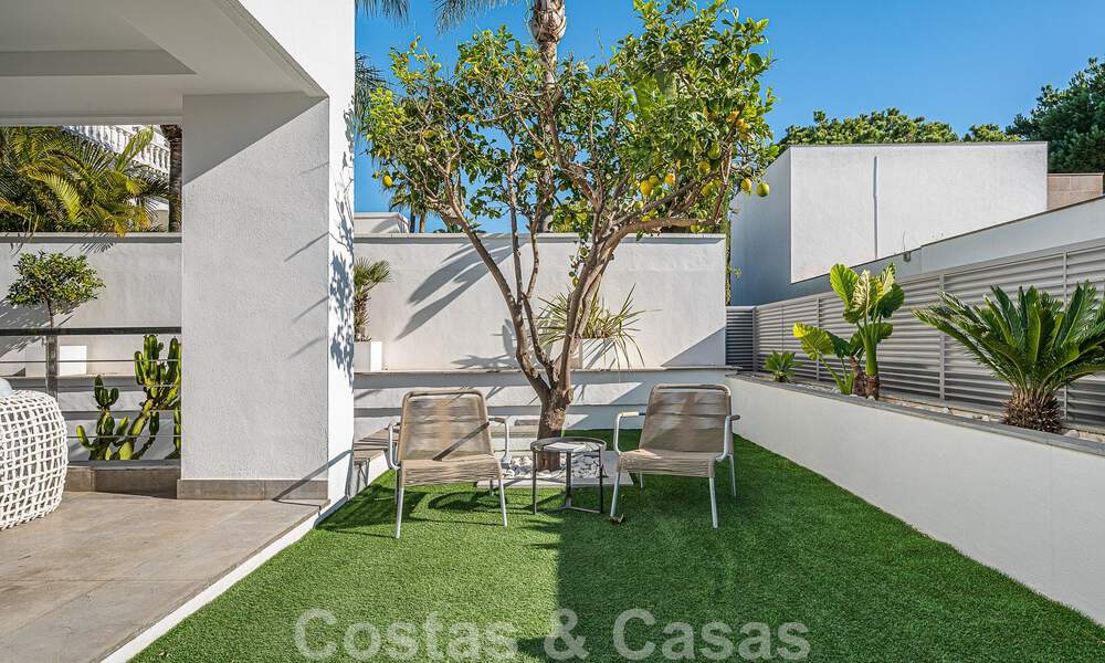 Vente d'une villa de luxe au style architectural contemporain avec vue sur la mer, située dans un quartier résidentiel recherché du Golden Mile de Marbella 50179