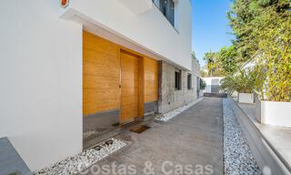 Vente d'une villa de luxe au style architectural contemporain avec vue sur la mer, située dans un quartier résidentiel recherché du Golden Mile de Marbella 50180 