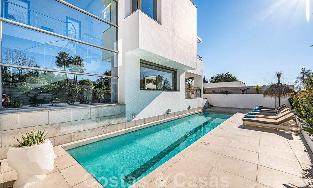 Vente d'une villa de luxe au style architectural contemporain avec vue sur la mer, située dans un quartier résidentiel recherché du Golden Mile de Marbella 50184