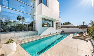 Vente d'une villa de luxe au style architectural contemporain avec vue sur la mer, située dans un quartier résidentiel recherché du Golden Mile de Marbella 50184 