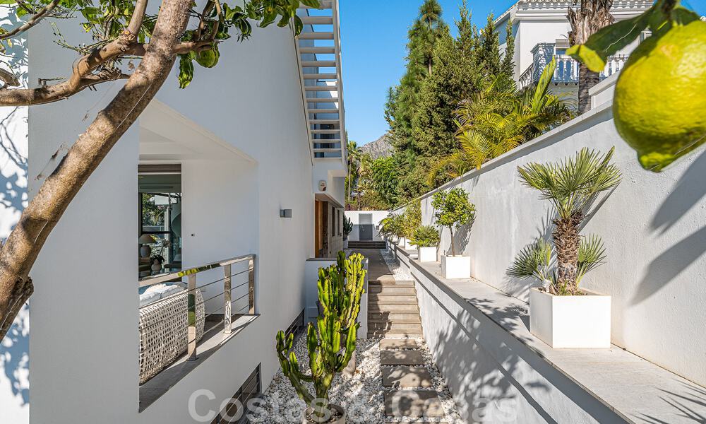 Vente d'une villa de luxe au style architectural contemporain avec vue sur la mer, située dans un quartier résidentiel recherché du Golden Mile de Marbella 50186