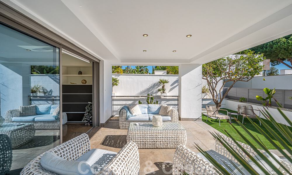 Vente d'une villa de luxe au style architectural contemporain avec vue sur la mer, située dans un quartier résidentiel recherché du Golden Mile de Marbella 50187