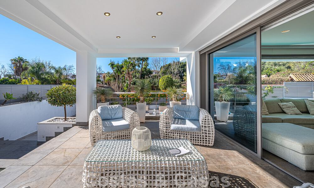 Vente d'une villa de luxe au style architectural contemporain avec vue sur la mer, située dans un quartier résidentiel recherché du Golden Mile de Marbella 50188