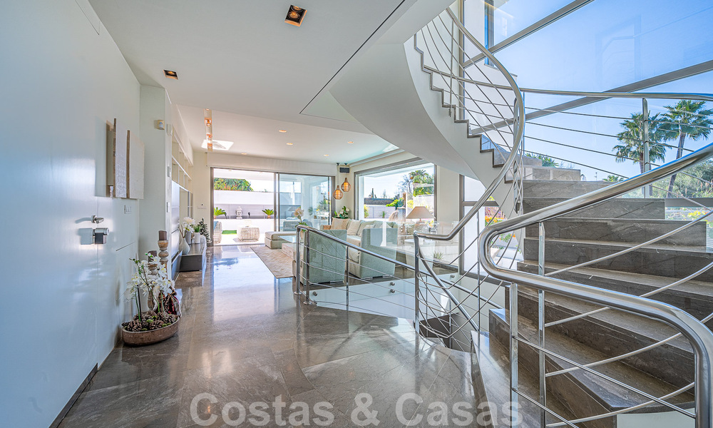 Vente d'une villa de luxe au style architectural contemporain avec vue sur la mer, située dans un quartier résidentiel recherché du Golden Mile de Marbella 50193