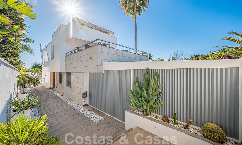 Vente d'une villa de luxe au style architectural contemporain avec vue sur la mer, située dans un quartier résidentiel recherché du Golden Mile de Marbella 50194