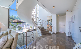 Vente d'une villa de luxe au style architectural contemporain avec vue sur la mer, située dans un quartier résidentiel recherché du Golden Mile de Marbella 50195 