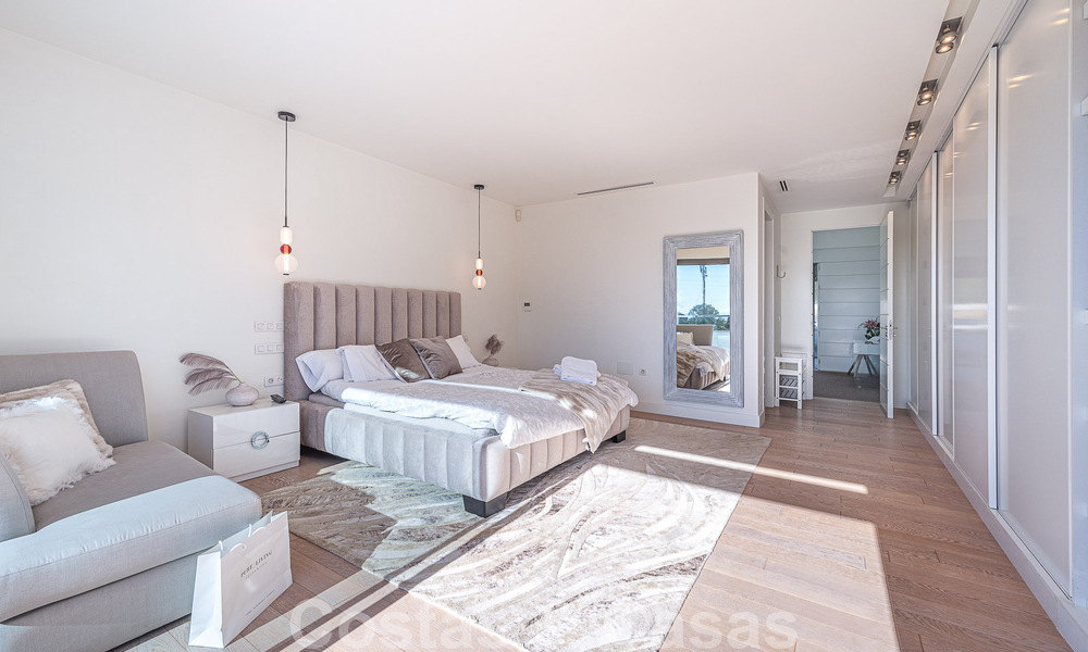 Vente d'une villa de luxe au style architectural contemporain avec vue sur la mer, située dans un quartier résidentiel recherché du Golden Mile de Marbella 50197