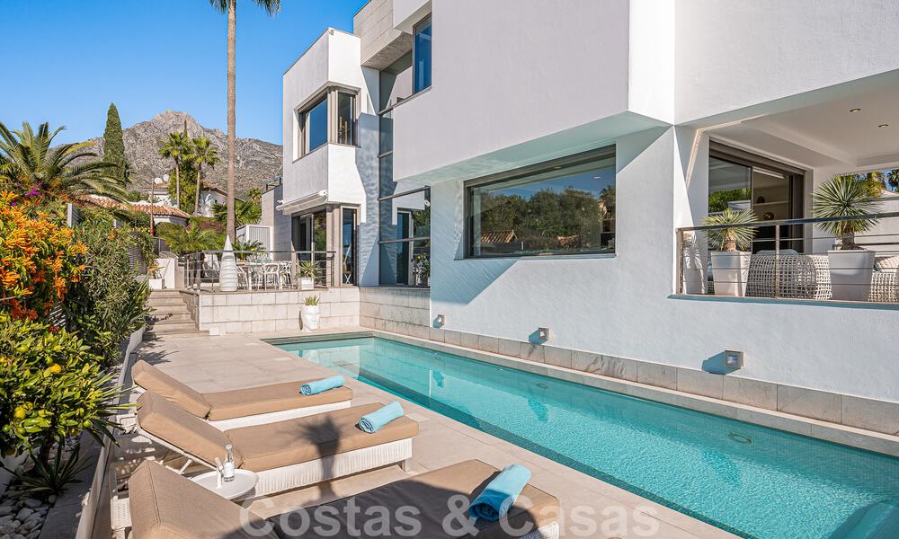 Vente d'une villa de luxe au style architectural contemporain avec vue sur la mer, située dans un quartier résidentiel recherché du Golden Mile de Marbella 50199