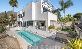 Vente d'une villa de luxe au style architectural contemporain avec vue sur la mer, située dans un quartier résidentiel recherché du Golden Mile de Marbella 50200 