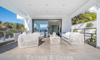 Vente d'une villa de luxe au style architectural contemporain avec vue sur la mer, située dans un quartier résidentiel recherché du Golden Mile de Marbella 50201 