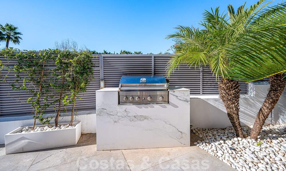 Vente d'une villa de luxe au style architectural contemporain avec vue sur la mer, située dans un quartier résidentiel recherché du Golden Mile de Marbella 50204