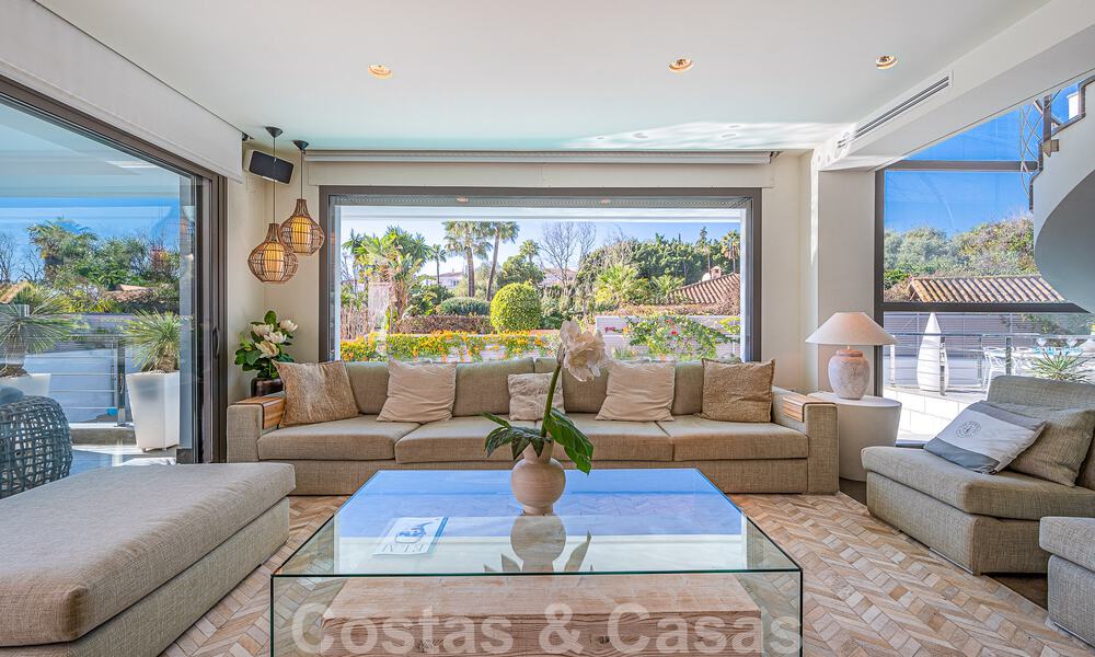 Vente d'une villa de luxe au style architectural contemporain avec vue sur la mer, située dans un quartier résidentiel recherché du Golden Mile de Marbella 50205