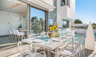 Vente d'une villa de luxe au style architectural contemporain avec vue sur la mer, située dans un quartier résidentiel recherché du Golden Mile de Marbella 50215 