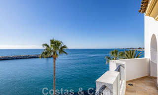 Vente d'un gigantesque duplex penthouse avec vue imprenable sur la mer, sur la plage de la marina de Puerto Banus, à Marbella 49104 