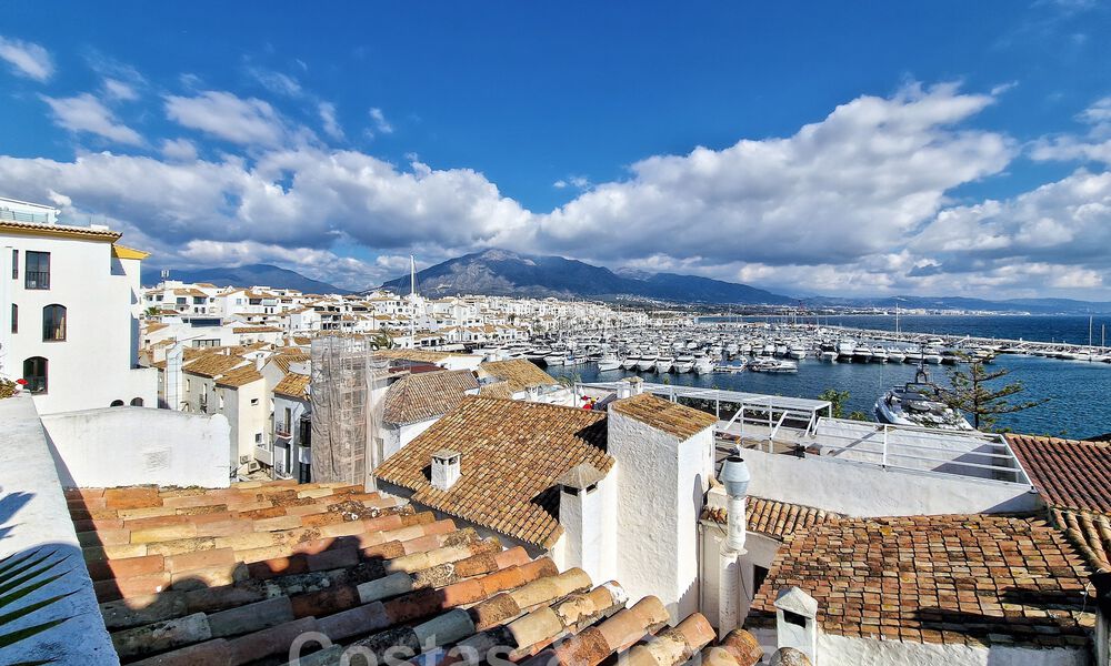 Vente d'un gigantesque duplex penthouse avec vue imprenable sur la mer, sur la plage de la marina de Puerto Banus, à Marbella 49105