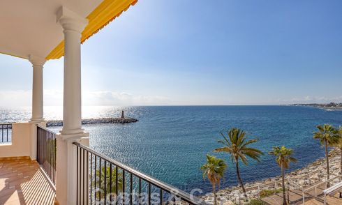 Vente d'un gigantesque duplex penthouse avec vue imprenable sur la mer, sur la plage de la marina de Puerto Banus, à Marbella 49106