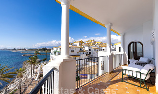 Vente d'un gigantesque duplex penthouse avec vue imprenable sur la mer, sur la plage de la marina de Puerto Banus, à Marbella 49107 
