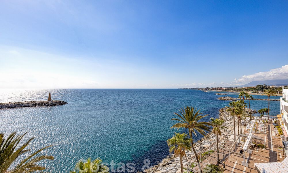 Vente d'un gigantesque duplex penthouse avec vue imprenable sur la mer, sur la plage de la marina de Puerto Banus, à Marbella 49108