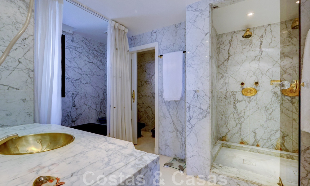 Vente d'un gigantesque duplex penthouse avec vue imprenable sur la mer, sur la plage de la marina de Puerto Banus, à Marbella 49113