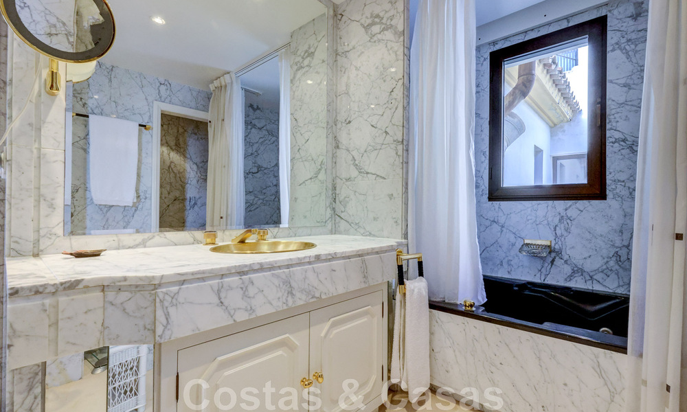 Vente d'un gigantesque duplex penthouse avec vue imprenable sur la mer, sur la plage de la marina de Puerto Banus, à Marbella 49114