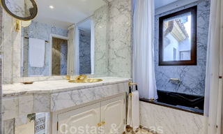 Vente d'un gigantesque duplex penthouse avec vue imprenable sur la mer, sur la plage de la marina de Puerto Banus, à Marbella 49114 