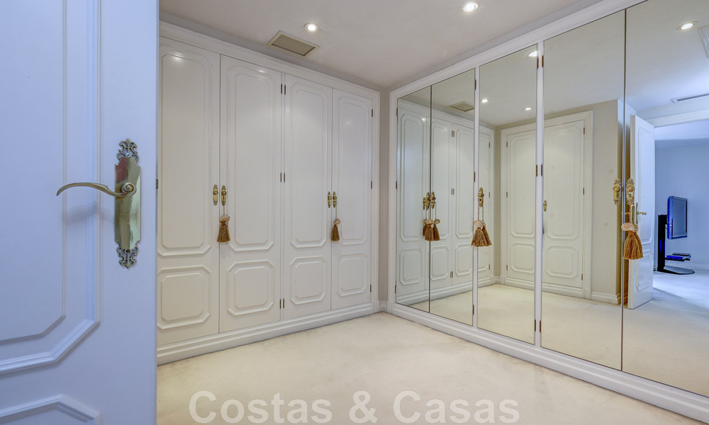 Vente d'un gigantesque duplex penthouse avec vue imprenable sur la mer, sur la plage de la marina de Puerto Banus, à Marbella 49115