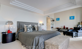 Vente d'un gigantesque duplex penthouse avec vue imprenable sur la mer, sur la plage de la marina de Puerto Banus, à Marbella 49116 