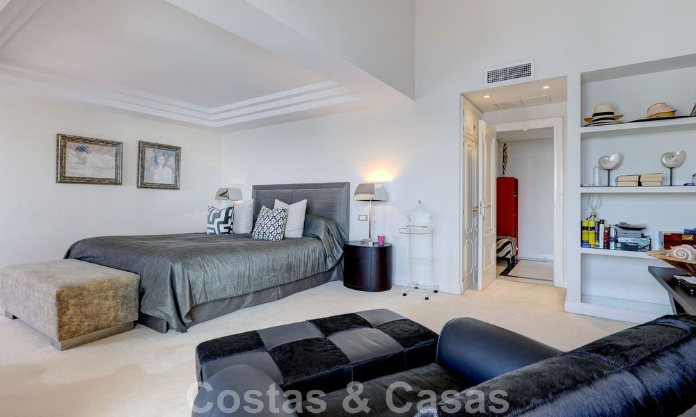 Vente d'un gigantesque duplex penthouse avec vue imprenable sur la mer, sur la plage de la marina de Puerto Banus, à Marbella 49117