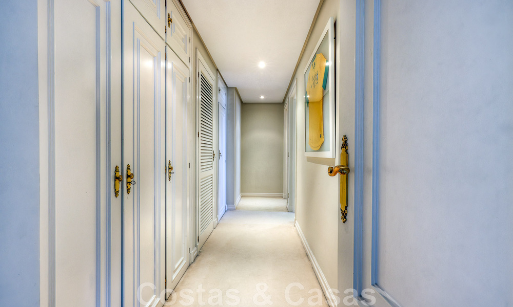 Vente d'un gigantesque duplex penthouse avec vue imprenable sur la mer, sur la plage de la marina de Puerto Banus, à Marbella 49119