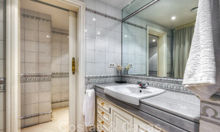 Vente d'un gigantesque duplex penthouse avec vue imprenable sur la mer, sur la plage de la marina de Puerto Banus, à Marbella 49120 