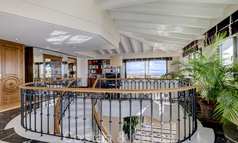 Vente d'un gigantesque duplex penthouse avec vue imprenable sur la mer, sur la plage de la marina de Puerto Banus, à Marbella 49122