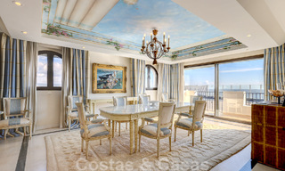 Vente d'un gigantesque duplex penthouse avec vue imprenable sur la mer, sur la plage de la marina de Puerto Banus, à Marbella 49124 