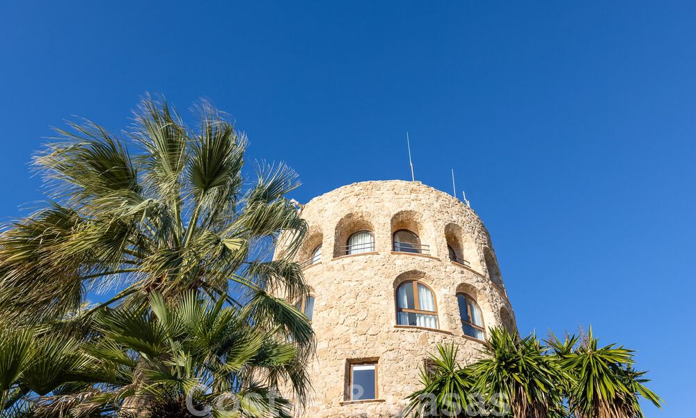 Vente d'un gigantesque duplex penthouse avec vue imprenable sur la mer, sur la plage de la marina de Puerto Banus, à Marbella 49126