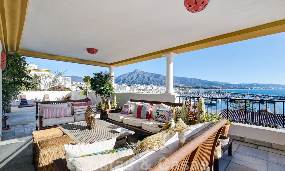 Vente d'un gigantesque duplex penthouse avec vue imprenable sur la mer, sur la plage de la marina de Puerto Banus, à Marbella 49128