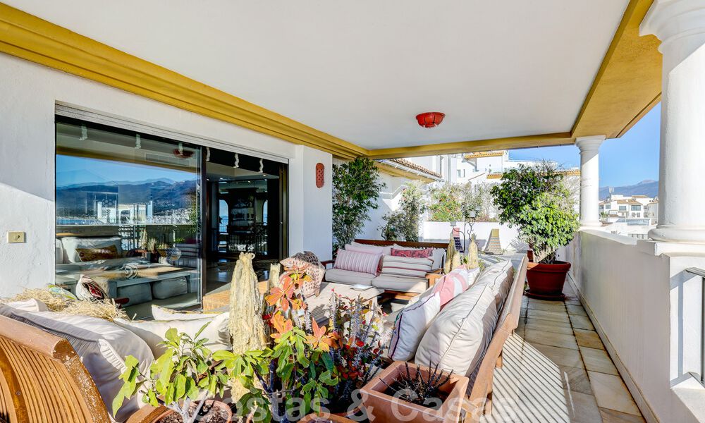 Vente d'un gigantesque duplex penthouse avec vue imprenable sur la mer, sur la plage de la marina de Puerto Banus, à Marbella 49129