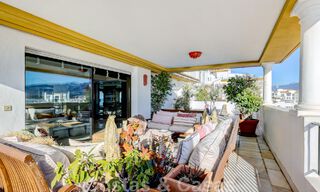 Vente d'un gigantesque duplex penthouse avec vue imprenable sur la mer, sur la plage de la marina de Puerto Banus, à Marbella 49129 