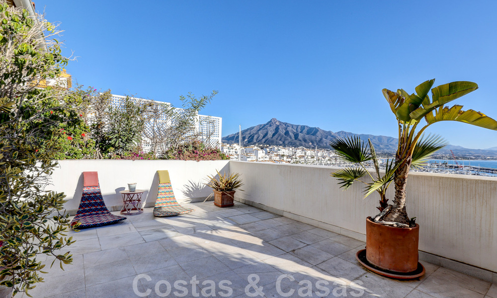 Vente d'un gigantesque duplex penthouse avec vue imprenable sur la mer, sur la plage de la marina de Puerto Banus, à Marbella 49130