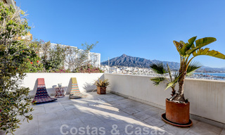 Vente d'un gigantesque duplex penthouse avec vue imprenable sur la mer, sur la plage de la marina de Puerto Banus, à Marbella 49130 