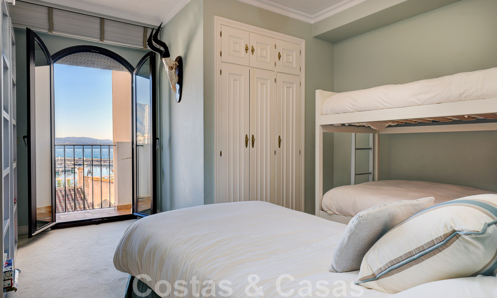 Vente d'un gigantesque duplex penthouse avec vue imprenable sur la mer, sur la plage de la marina de Puerto Banus, à Marbella 49131